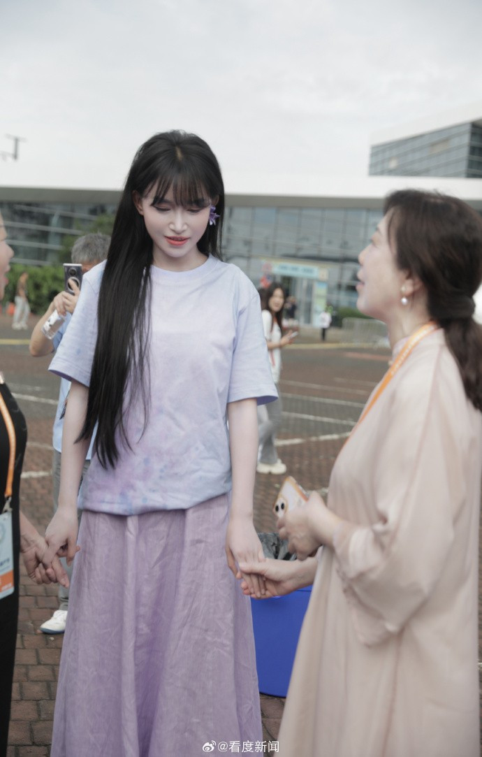 "Tiên nữ đồng quê" xứ Trung nói cảm giác đầu tiên khi dự sự kiện là "ở đây đông người quá", bởi gần sáu tháng qua, cô trong trạng thái "bế quan tỏa cảng", hầu như không gặp người lạ.