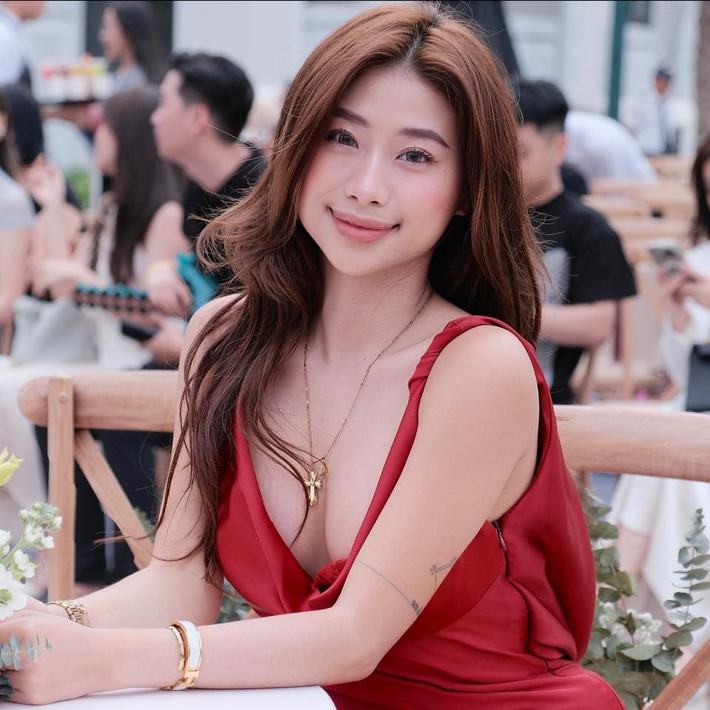 Loạt ảnh vừa lên sóng của Louis Phạm đã khiến cộng đồng mạng rần rần bàn tán, đặc biệt là body săn chắc, vòng eo thon thả và đôi chân dài miên man của cựu VĐV TDDC này.