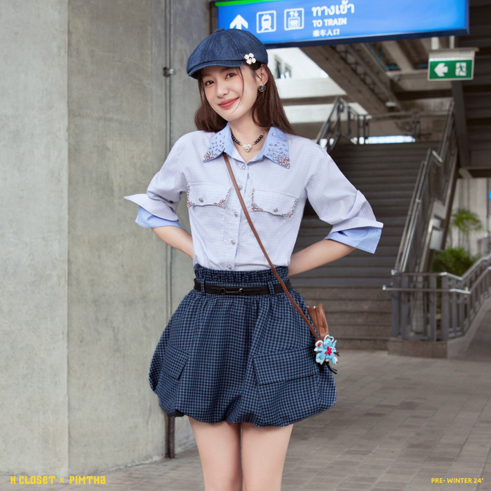 Trên trang cá nhân 4,7 triệu người theo dõi, Pimtha thường xuyên chia sẻ hình ảnh trong những trang phục nữ tính, dễ thương.