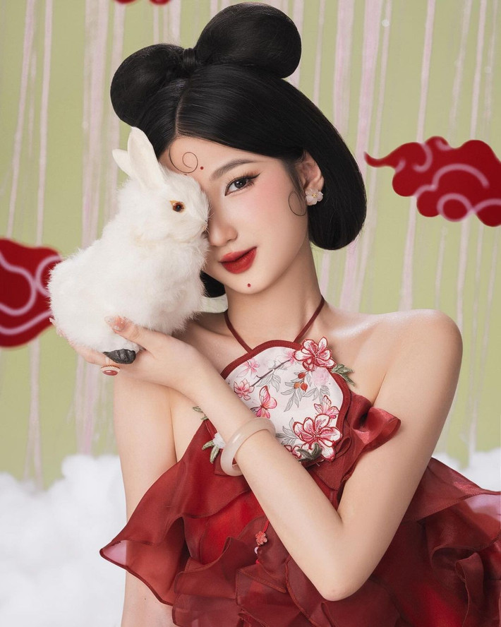 Trước đây, Nàng Mơ thường mặc váy dài nhưng giờ đây, cô tự tin điểm mạnh vóc dáng.
