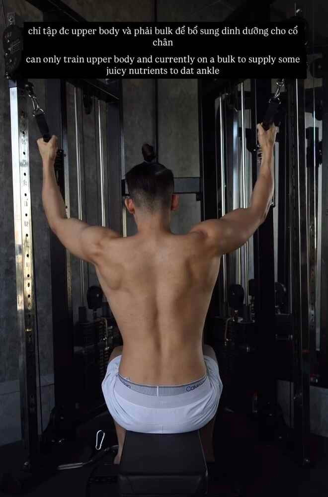 Mới đây, TikToker triệu fan Trí Thịt Bòa đăng hình ảnh có thể đứng tập gym lần đầu tiên sau 2 tháng kể từ khi dính chấn thương nặng do cú ngã vì chơi pickleball.