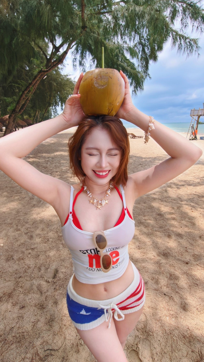 Không chỉ dừng lại ở bikini, Việt Phương Thoa còn thường xuyên biến hóa với nhiều set đồ đi biển khác nhau, thể hiện sự đa dạng và cá tính trong phong cách.