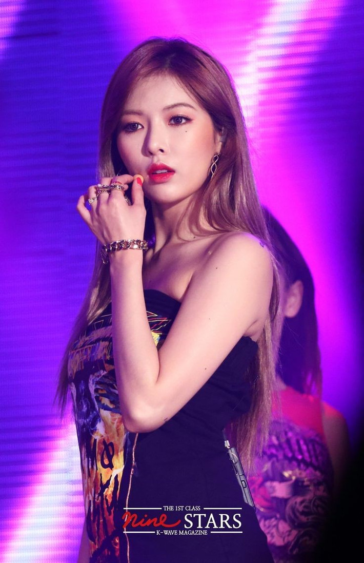Đúng như biệt danh "gái hư" mà người hâm mộ ưu ái dành tặng, HyunA tiếp tục khẳng định sự tự tin và phá cách không giới hạn của mình qua từng shoot hình.