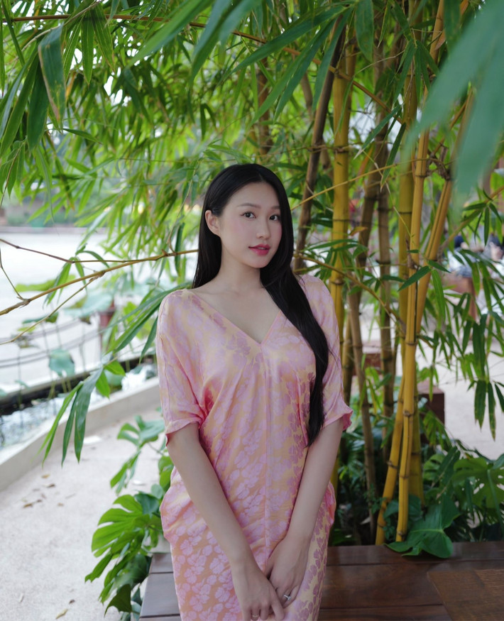 Thiết kế phần thân trên của váy được may áo lửng tay liền, ôm gọn phần eo, trong khi phần ngực được xẻ vừa phải giúp tổng thể của vợ cầu thủ Đoàn Văn Hậu trở nên tinh tế mà vẫn tôn dáng.
