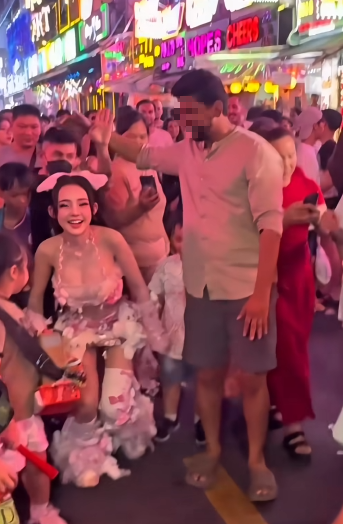 "Trend này Ngân 98 là xuất sắc nhất", một bình luận bày tỏ quan điểm rằng đây là phiên bản đỉnh nhất trong số những màn hóa thân thành búp bê.