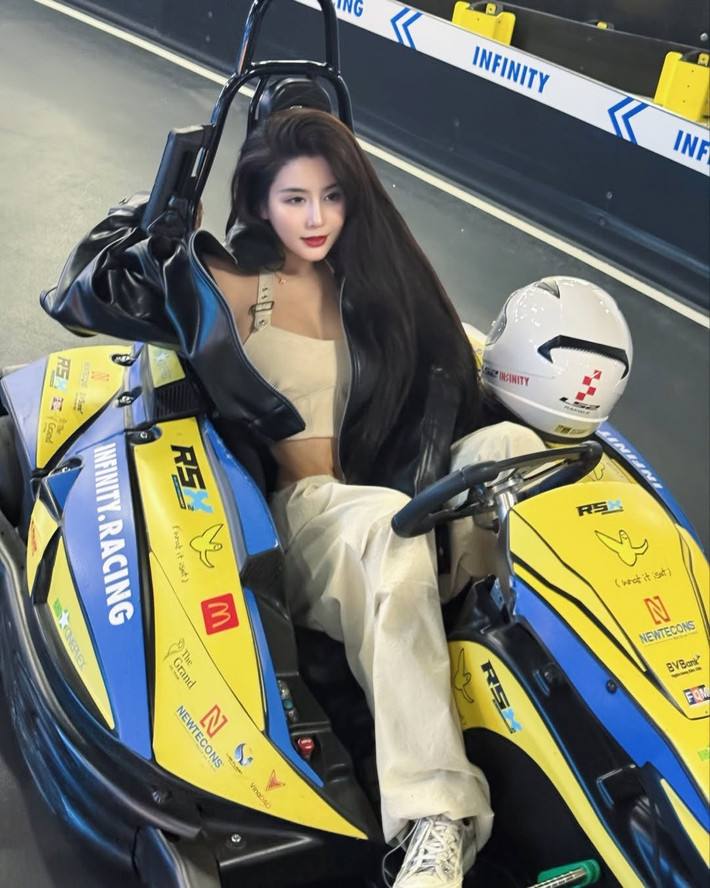 Địa điểm sân đua go-kart với không gian mở, đầy tính thử thách đã trở thành bối cảnh hoàn hảo để Võ Ngọc Trân phô diễn vẻ đẹp khỏe khoắn, tràn đầy năng lượng.