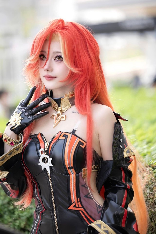Nguyễn Thị Hà Vi - một trong những nữ coser nổi bật của cộng đồng cosplay Việt Nam hiện nay. Không chỉ khiến dân mạng "dán mắt" với những bộ ảnh đầu tư kỹ lưỡng, hot girl cosplay này còn gây ấn tượng mạnh với profile ngoan xinh yêu hết cỡ.