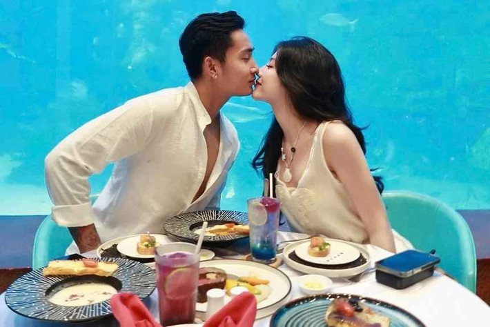 Tháng 7/2024, Hồ Tuấn Tài cầu hôn nửa kia tại nhà hàng trên cao ở TP.HCM. Cầu thủ 30 tuổi được cho là đã lên danh sách khách mời cho ngày trọng đại, song vẫn chưa công bố thời gian tổ chức hôn lễ.