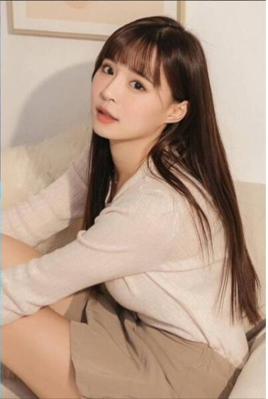 Không dừng lại ở đó, nữ YouTuber còn tiếp tục làm phật lòng người hâm mộ khi chia sẻ một số thói quen cá nhân như thích khỏa thân khi ngủ hoặc thường xuyên mặc quần cực ngắn ở nhà.
