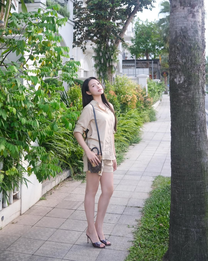 Không chỉ sở hữu ngoại hình nổi bật, Doãn Hải My còn ghi điểm với thần thái tự tin, nụ cười nhẹ nhàng và phong cách sống kín đáo nhưng văn minh.