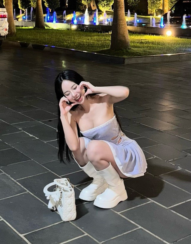 Trước những bình luận của cư dân mạng, Uyên Ni còn chú thích thêm: "Mọi người cứ thắc mắc quản lý hay anh thả, thực sự mình không quan tâm nhiều đến vậy, cho dù ai thả thì mình vẫn rất vui vì dù gì đi nữa đó cũng là acc ig chính của ảnh".