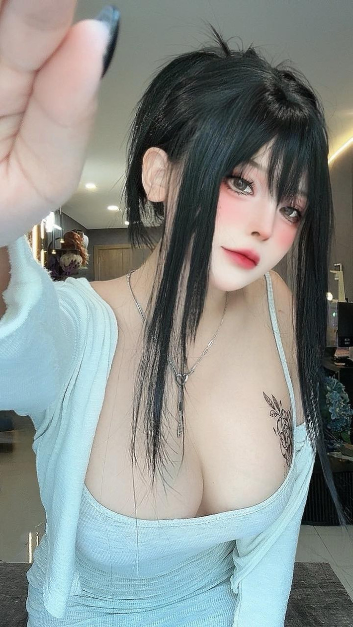 Ở đó, dân mạng thấy rằng nữ cosplay chủ động cài cắm, khoe khéo vòng 1 căng tràn, lấp ló. Không thể phủ nhận một bộ phận fan nam bị mất tập trung, không nhớ đến điều chính chủ muốn khoe là gì.
