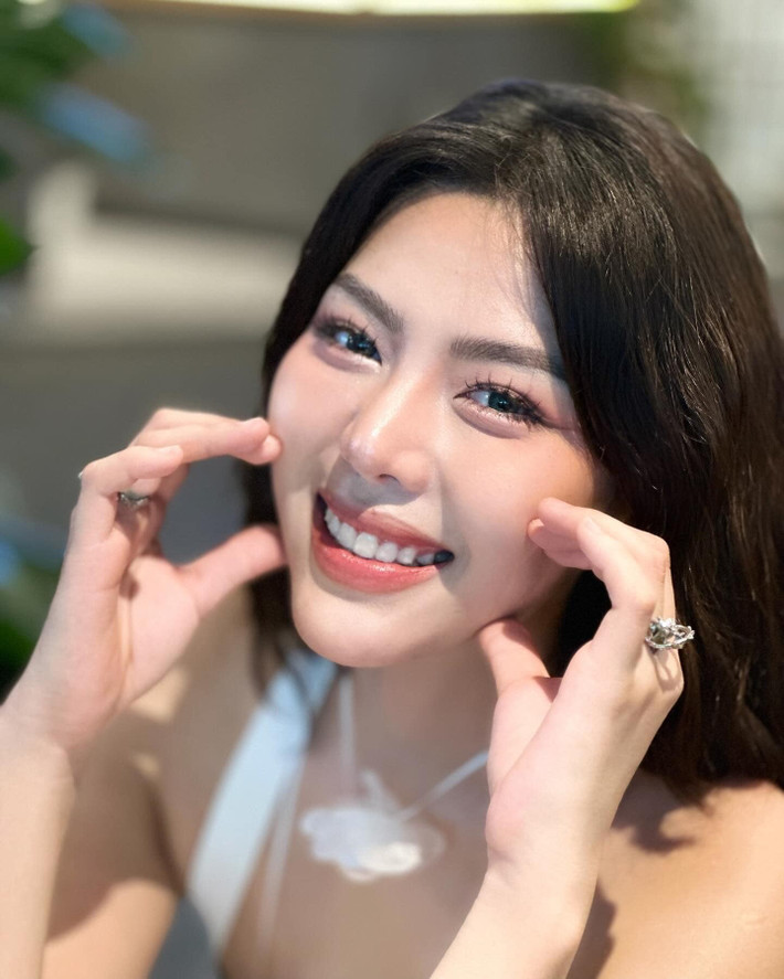 “Một căn nhà có lẽ là vật chất rất nhiều người mong muốn có nhưng đó chỉ là một điều cụ thể, nhìn thấy được, chạm được và có thể là thành quả mà mình muốn đền đáp cho ba mẹ thôi chứ còn thật sự với công sức và sự hi sinh của ba mẹ dành cho mình từ nhỏ đến giờ thì không thể nào đong đếm hết được với một căn nhà”, Muộii chia sẻ.