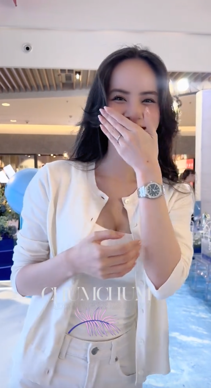 Tuy nhiên so với trước đây, không ít người hâm mộ nhận ra Hương Liên có phần ngại ngùng hơn trước đám đông, đặc biệt là khi được nhắc đến chồng hay chuyện làm dâu hào môn.