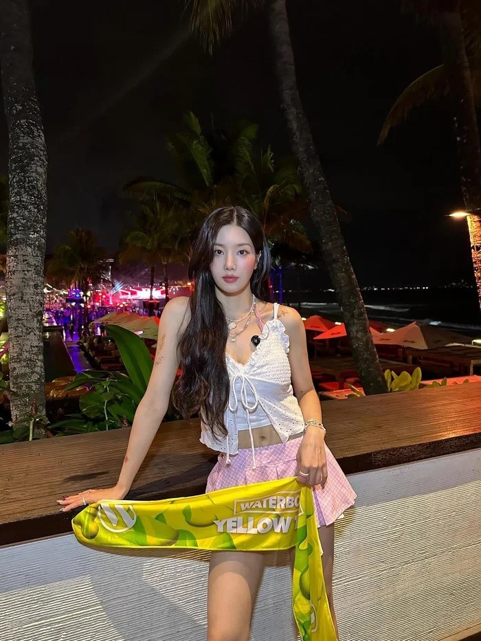 Kwon Eun Bi kể lại, khi còn nhỏ cô từng mơ ước được theo học trường nghệ thuật, nhưng việc học tại đó cần khoản phí không nhỏ bao gồm cả tiền học và luyện thi.