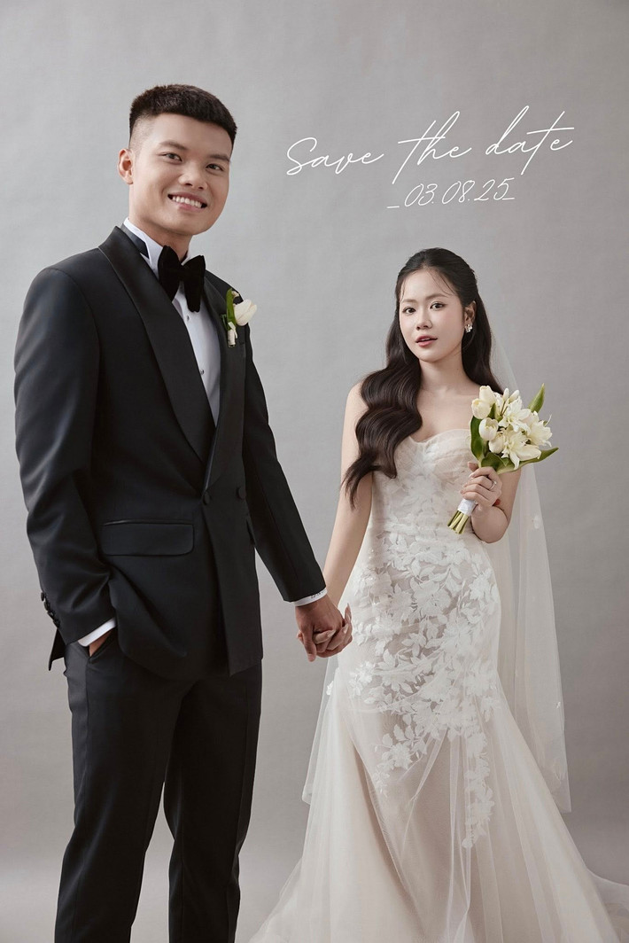 Ngày 3/8, tiền đạo Nguyễn Văn Tùng - từng khoác áo đội tuyển U23 Việt Nam sẽ tổ chức lễ cưới với cô dâu Vũ Hoàng Yến. Trên trang cá nhân, Văn Tùng hạnh phúc khoe ảnh cưới kèm thông tin về lễ cưới đến bạn bè, người thân và đồng đội.