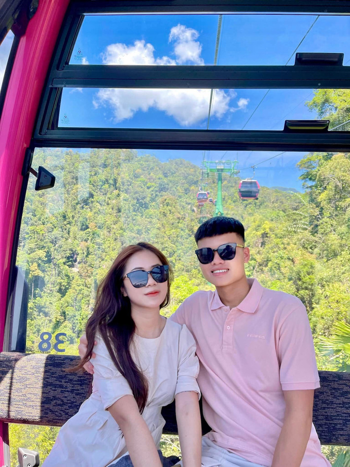 Văn Tùng và Hoàng Yến đã có 3 năm yêu đương kín tiếng trước khi chính thức quyết định gắn bó cùng nhau ở chặng đường sắp tới. Chuyện tình của nam cầu thủ được hé lộ từ đầu năm 2022 khi anh chàng khoe ảnh chung với bạn gái.