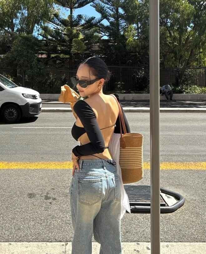 Không phải vì nhan sắc trẻ trung "bất chấp tuổi tác", mà là vì phong cách ăn mặc quá đỗi táo bạo, gây ra nhiều ý kiến trái chiều của Hong Young Gi.