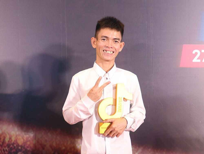 Sô Y Tiết sinh năm 1988 trong gia đình nghèo ở Bình Định. Khi bố mẹ qua đời, anh sống tại trại trẻ mồ côi.