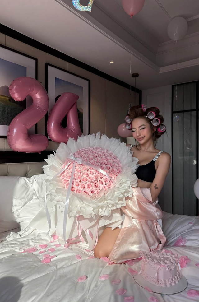 Khung cảnh buổi tiệc được cô nàng đầu tư vô cùng chỉn chu, từ bánh kem, hoa tươi, bóng bay cho đến các vật dụng trang trí đều được chọn tông màu hồng chủ đạo, tạo nên một không gian lộng lẫy.