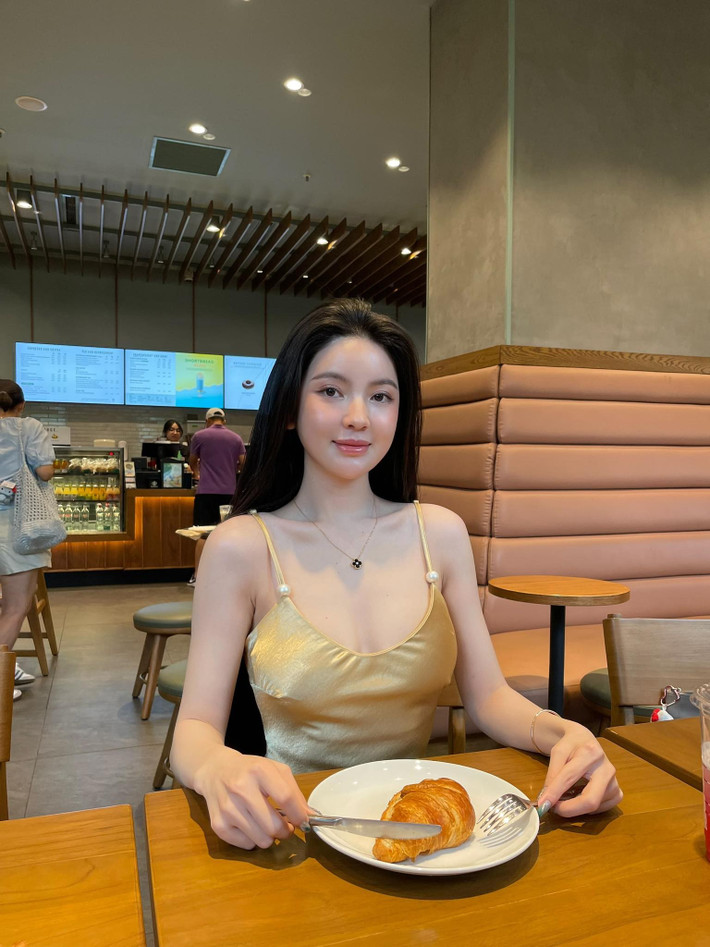 Lối trang điểm nhẹ nhàng cùng mái tóc đen suôn thẳng khiến vợ Quang Hải vừa mang nét ngọt ngào, vừa sang chảnh khó rời mắt.
