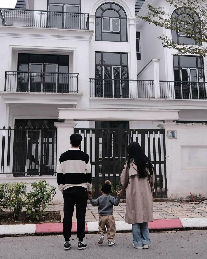 Qua những thước phim ngắn được bà xã Thành Chung chia sẻ, không khó để nhận ra biệt thự của cặp đôi có giá trị đắt đỏ.