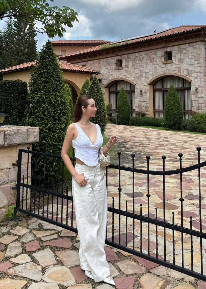 Trên trang cá nhân, người đẹp thường xuyên chia sẻ hình ảnh chăm chỉ tập luyện các môn thể thao như tennis, pickleball,... cùng chế độ ăn uống khoa học.