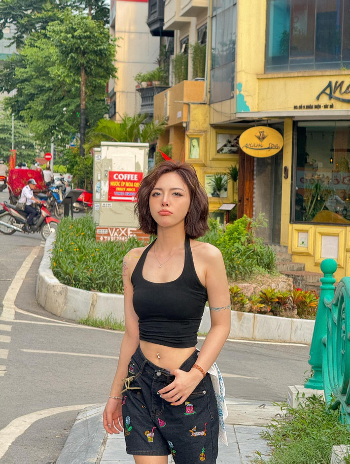 Trong loạt ảnh được chia sẻ, Phí Thanh Thảo đã có màn "lột xác" ấn tượng khi hợp tác cùng một thương hiệu thể thao. Không còn là cô gái có phần rụt rè, hay ngượng ngùng, nữ vận động viên sinh năm 2004 tự tin thể hiện một khía cạnh khác của bản thân: năng động, cá tính và không kém phần gợi cảm.
