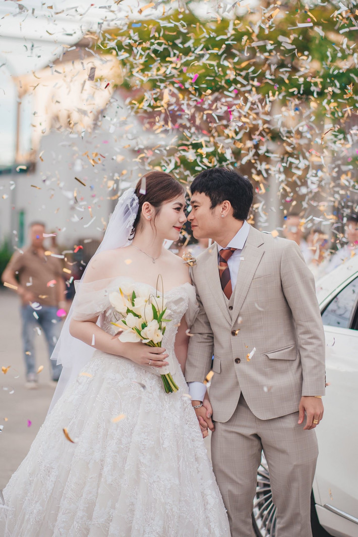 Đúng như mong đợi, visual cô dâu Ái Vi khiến dân tình "lụi tim" ngay từ những hình ảnh đầu tiên.
