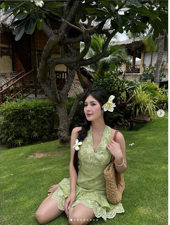Điểm nhấn trong loạt ảnh chính là sự tự tin và thần thái đỉnh cao của Quỳnh Alee.
