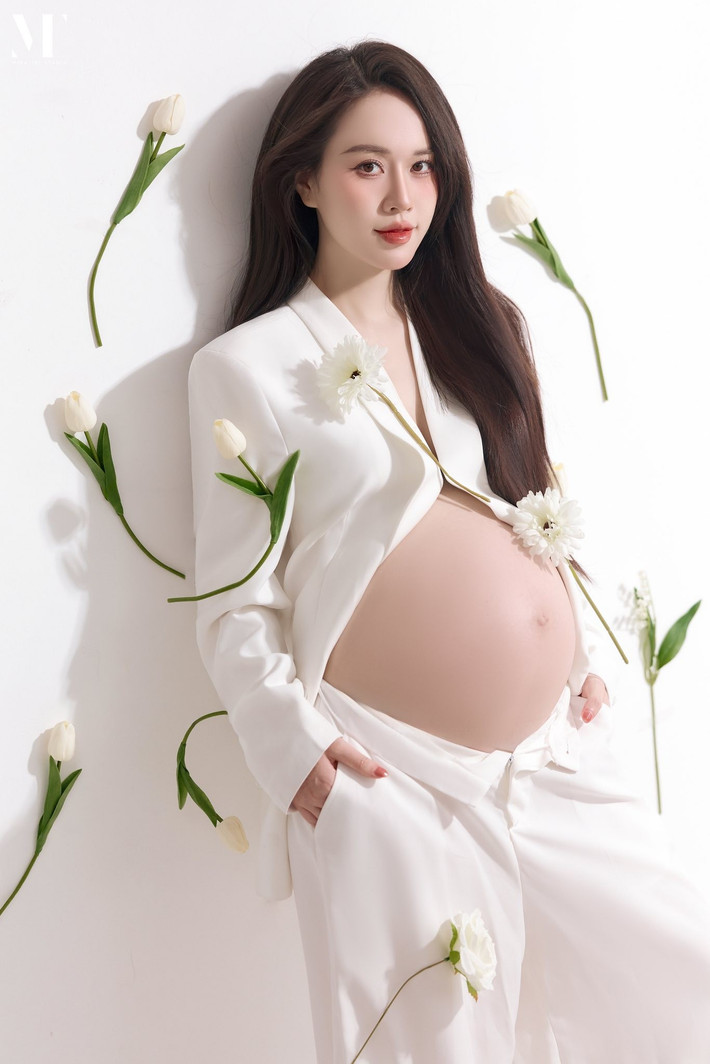 Nữ MC được khen ngợi là một bà bầu năng động khi vẫn tích cực làm việc, xuất hiện tại các sự kiện và sáng tạo nội dung trên các nền tảng mạng xã hội. Điều này đã giúp cô lan tỏa năng lượng tích cực, truyền cảm hứng cho nhiều mẹ bầu về một thai kỳ khỏe mạnh, vui vẻ và ý nghĩa.