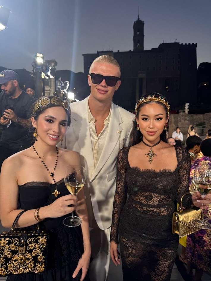 Rich kid Tiên Nguyễn (Nguyễn Thảo Tiên) (phải), ái nữ của "ông trùm hàng hiệu" Johnathan Hạnh Nguyễn và doanh nhân Lê Hồng Thủy Tiên, một lần nữa trở thành tâm điểm chú ý của cộng đồng mạng khi bất ngờ đăng tải hình ảnh chụp chung với tiền đạo lừng danh Erling Haaland.