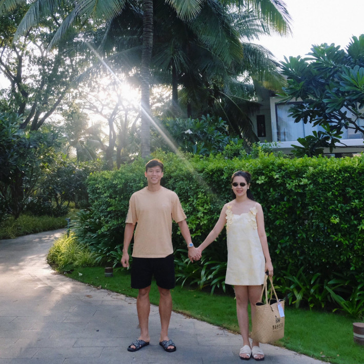 Những khoảnh khắc giản dị, tràn ngập tiếng cười của vợ chồng trung vệ đội tuyển Việt Nam khiến người hâm mộ không khỏi ngưỡng mộ.