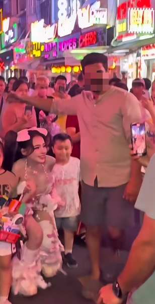 Cũng tại đây, người xem nhận thấy Ngân 98 khéo léo hơn trong việc né tránh các fan nam, hạn chế động chạm nhạy cảm sau những sự cố không mong muốn từng xảy ra trước đây.