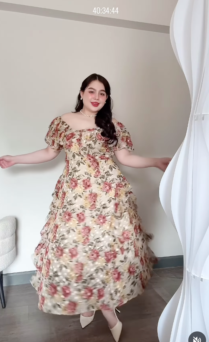 Nhiều người đầy đặn ngại diện váy áo điệu đà, nhưng Thanee lại khác, cô nàng rất chăm diện váy hoa, váy xòe, thậm chí còn có một seris các mẫu váy dành riêng cho những người ngoại cỡ hay có vòng eo bánh mì.