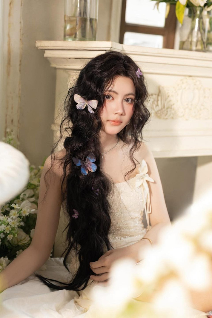 Khác với vẻ ngoài năng động, cá tính thường thấy, trong loạt ảnh lần này, Hạt Dẻ chọn phong cách nhẹ nhàng, tinh khôi với những bộ trang phục màu pastel, mái tóc buông xõa tự nhiên cùng nụ cười rạng rỡ.