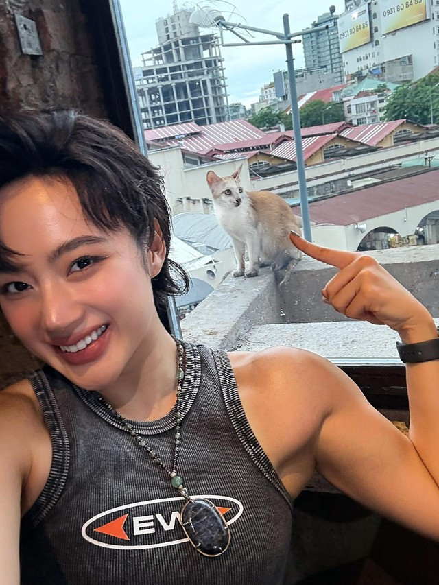 Trên trang cá nhân, Angela Phương Trinh thường chia sẻ hình ảnh khoe body cực săn chắc, múi bụng lấp ló cùng bờ vai, cánh tay nổi rõ cơ.