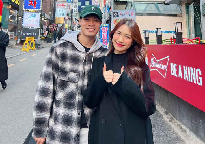 Chia sẻ về mối quan hệ với tiền đạo đội tuyển Việt Nam, Hoà Minzy từng nói: "Hoà với Văn Toàn chỉ đơn giản là bạn thân, và đã thân hơn 10 năm rồi. Cả 2 gặp nhau đánh nhau suốt ngày. Hòa không hiểu tại sao mọi người yêu quý chúng mình đến vậy. Nếu để cộng đồng mạng làm xa cách chúng mình thì không được, thế nên chúng mình quyết định xào couple luôn".