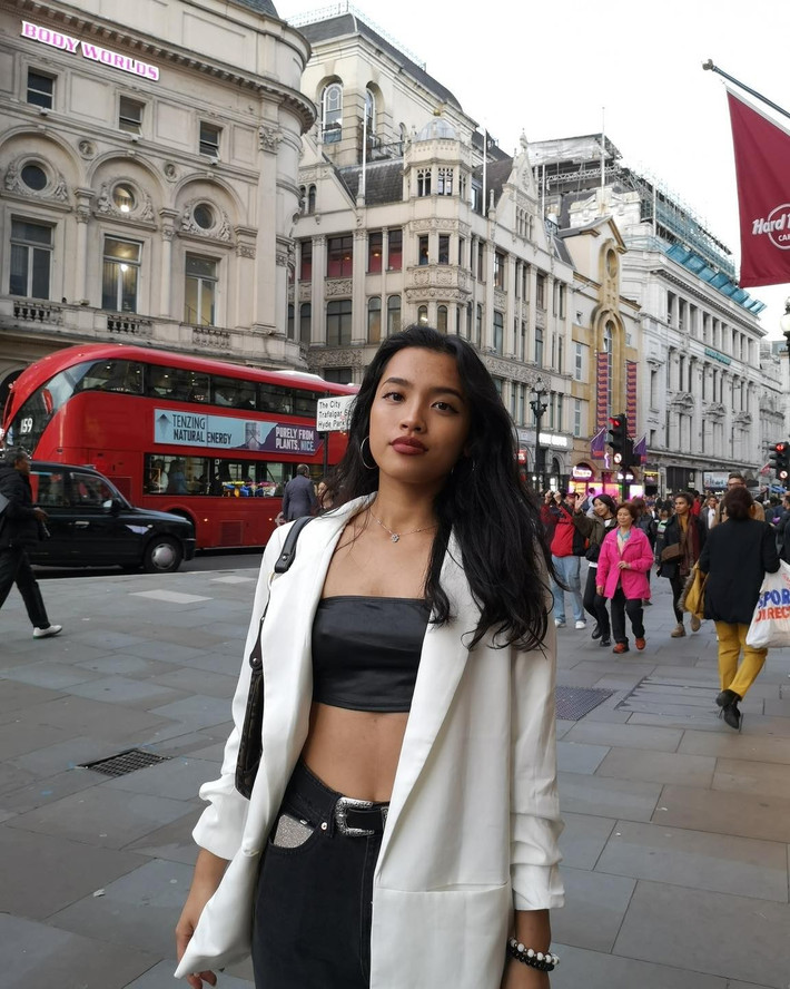 Cụ thể, Lilthu cho biết cô và chồng đang có mặt tại London (Anh). Trên mạng, ái nữ của chuỗi siêu thị lớn ở Đà Nẵng đăng nhiều hình ảnh đi chơi đây đó, di chuyển bằng máy bay hạng thương gia, mọi thứ đều rất sang chảnh.