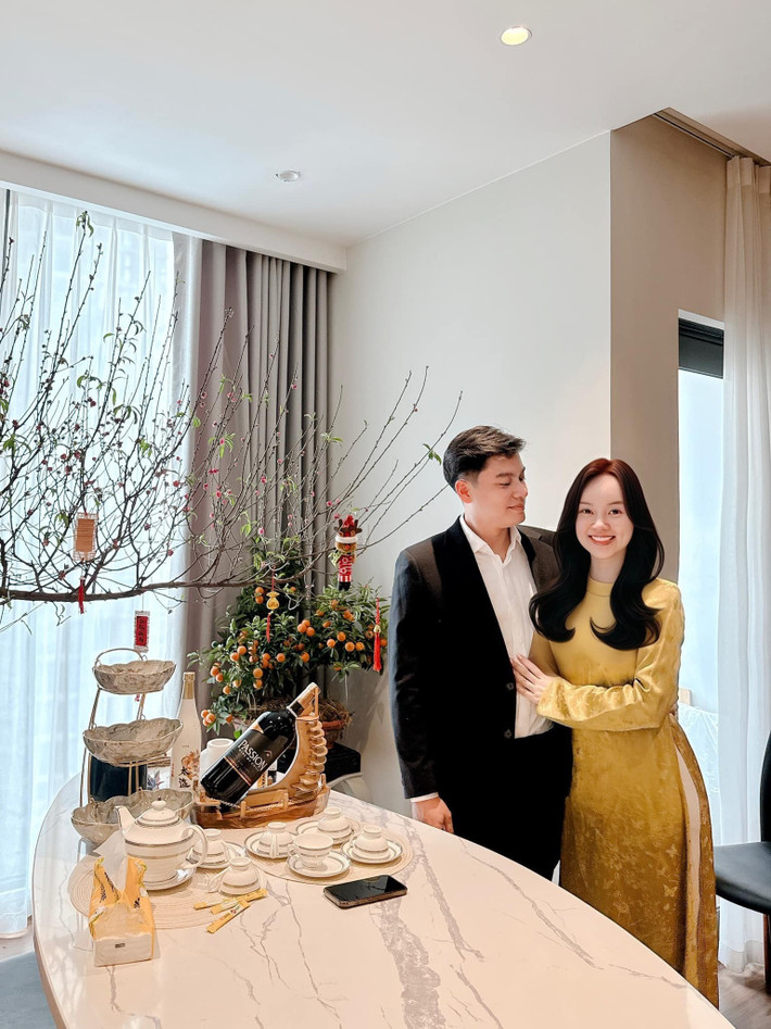 Để giữ được nhan sắc trẻ trung, thời gian qua Ly Kute rất chịu khó chăm sóc da. Không ít lần cô than thở do sắm quá nhiều mỹ phẩm nên mỗi lần dọn phòng là mất cả ngày sắp xếp bàn trang điểm.