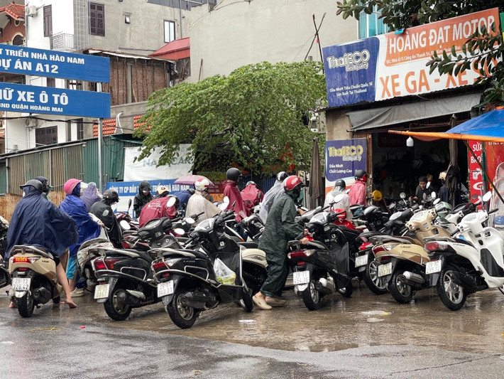 Tại các cửa hàng sửa chữa xe máy trên địa bàn thành phố Hà Nội, số lượng xe bị hư hỏng do ngập nước chờ đến lượt sửa chữa đã xếp đầy cửa hàng, một số xe phải xếp chờ ở vỉa hè.