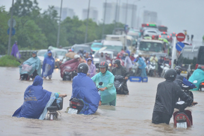 Sau cơn mưa lớn kéo dài từ tới ngày 25/8/2025, nhiều khu vực tại Thủ đô Hà Nội rơi vào tình trạng “đường biến thành sông,” nhiều máy móc, xe cộ của người dân chìm trong biển nước và bị hư hại nặng.