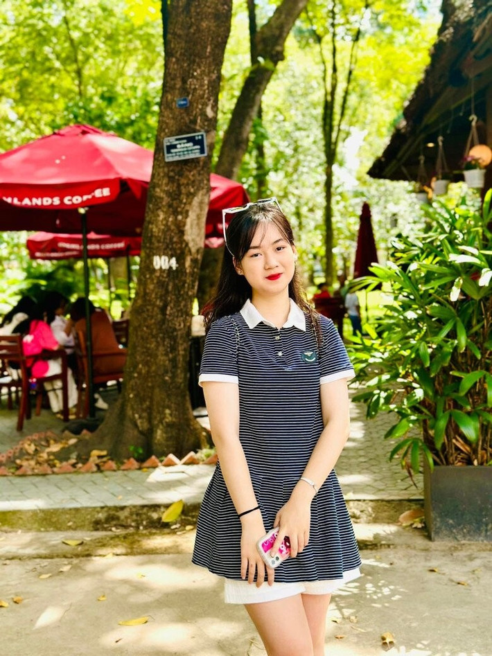 Từ khi Nguyễn Lê Hiền Mai trở thành Thủ khoa với 3 điểm 10, cô bạn và cả gia đình cũng đều trở nên nổi tiếng hơn trên MXH. Trang cá nhân của cô bạn tăng vọt số lượng người theo dõi, hàng chục nghìn bình luận chúc mừng, gửi lời khen, thậm chí “xin vía” vừa xinh vừa giỏi của cô nàng.