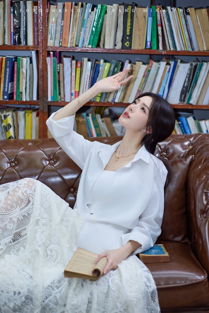 Nét mặt trong sáng, ánh mắt mơ màng cùng nụ cười e ấp của Lilly Luta đã làm nhiều người liên tưởng đến hình ảnh của cô "hot girl" đời đầu ngày nào, với vẻ đẹp thuần khiết và thanh tú.