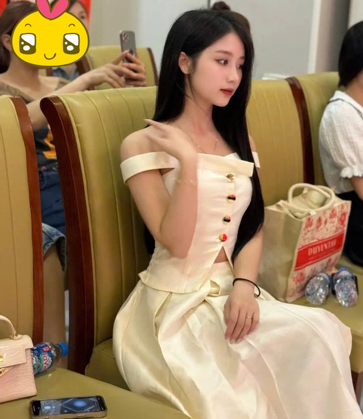 Hồng Nhung cho biết cô bạn cũng nhận được nhiều lời khen tương tự ngoài đời, song không xem đây là “lợi thế”: “Nhiều người ở chỗ mình còn xinh hơn ấy chứ”.