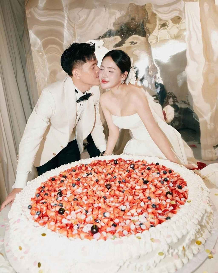 Ngày 6/7, đám cưới của trung vệ Dương Thanh Hào (sinh năm 1991, ở Quy Nhơn) được tổ chức tại Quảng Ninh. Hôn lễ thu hút sự chú ý trong cộng đồng hâm mộ bóng đã, có sự góp mặt của nhiều cầu thủ nổi tiếng như Văn Toàn, Bùi Tiến Dũng, Văn Thanh. Nhan sắc cô dâu Julia Nguyễn cùng chuyện tình yêu nhiều năm của cặp đôi khiến nhiều người ngưỡng mộ.