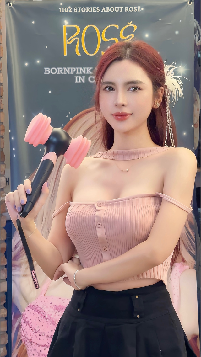 Tú Anh Susu, tên thật là Nguyễn Tú Anh, sinh năm 1999. Gái xinh sở hữu CV dày dặn, đã có kinh nghiệm làm MC ở cả thể thao truyền thống lẫn một số bộ môn Esports.