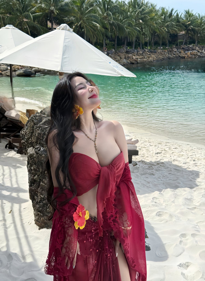 Thiết kế này không chỉ giúp Ngọc Trân khoe trọn vòng eo thon gọn đáng ngưỡng mộ mà còn khéo léo phô diễn đôi chân dài miên man.