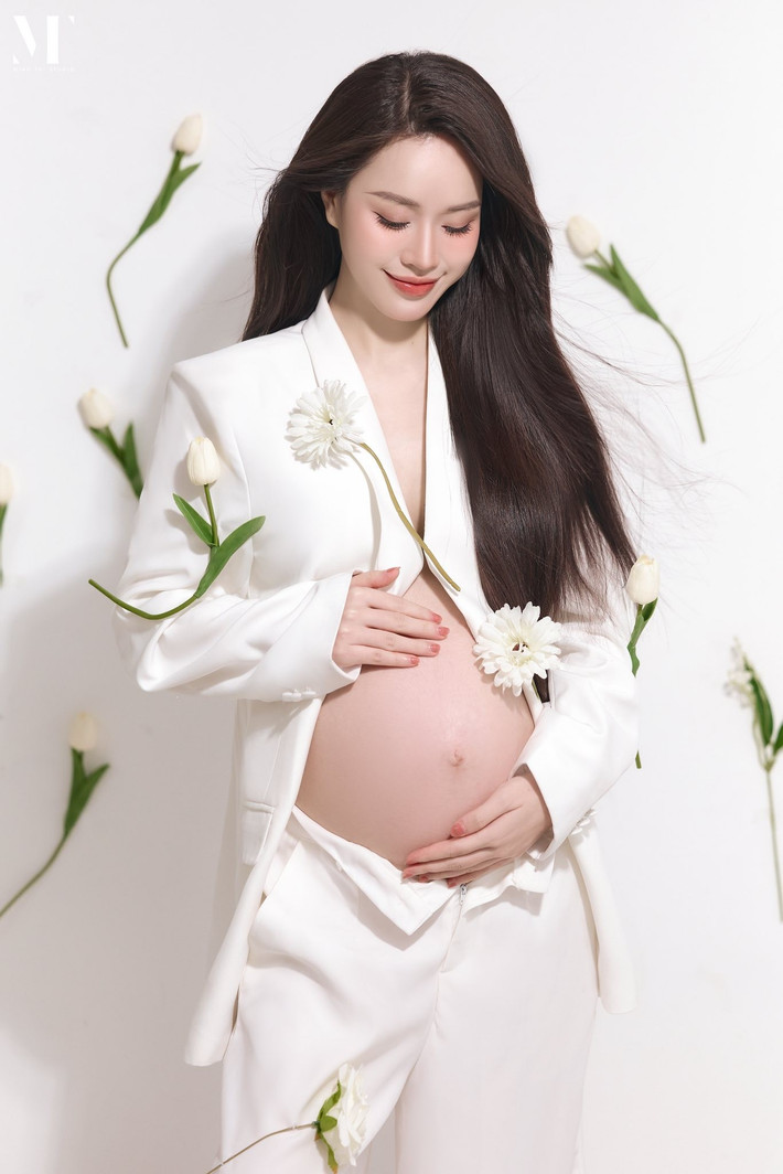 Các bộ ảnh bầu của Ngô Mai Phương luôn đa dạng về concept, từ ngọt ngào, nhẹ nhàng đến quyến rũ, cá tính. Cô thường lựa chọn những trang phục tôn lên vẻ đẹp tự nhiên của người phụ nữ mang bầu, đồng thời khéo léo khoe bụng bầu tròn xinh.