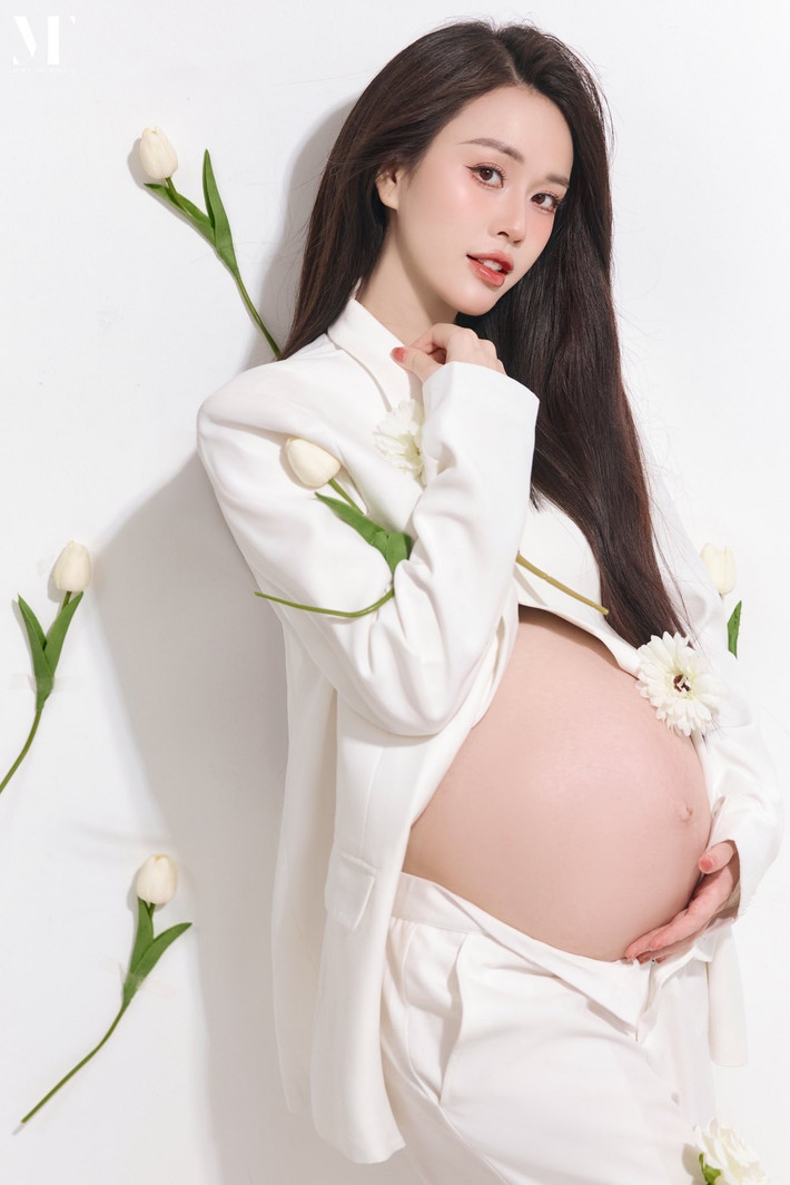 Ngô Mai Phương không ngại chia sẻ hành trình mang thai của mình với người hâm mộ thông qua những bộ ảnh bầu được đầu tư kỹ lưỡng. Đây không chỉ là cách cô lưu giữ kỷ niệm thiêng liêng mà còn truyền cảm hứng cho nhiều mẹ bầu khác.